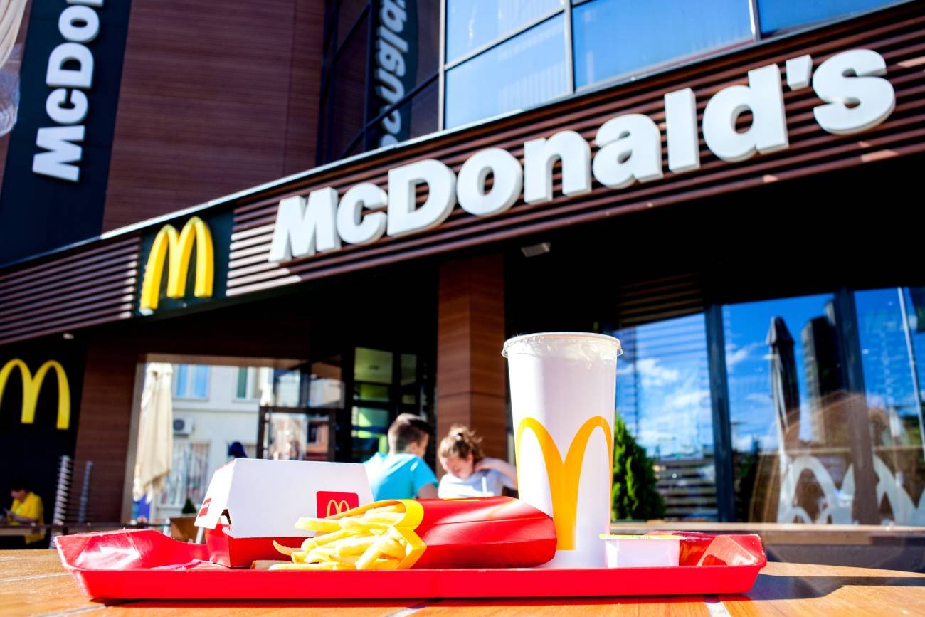 Taca z jedzeniem z McDonald's przed lokalem