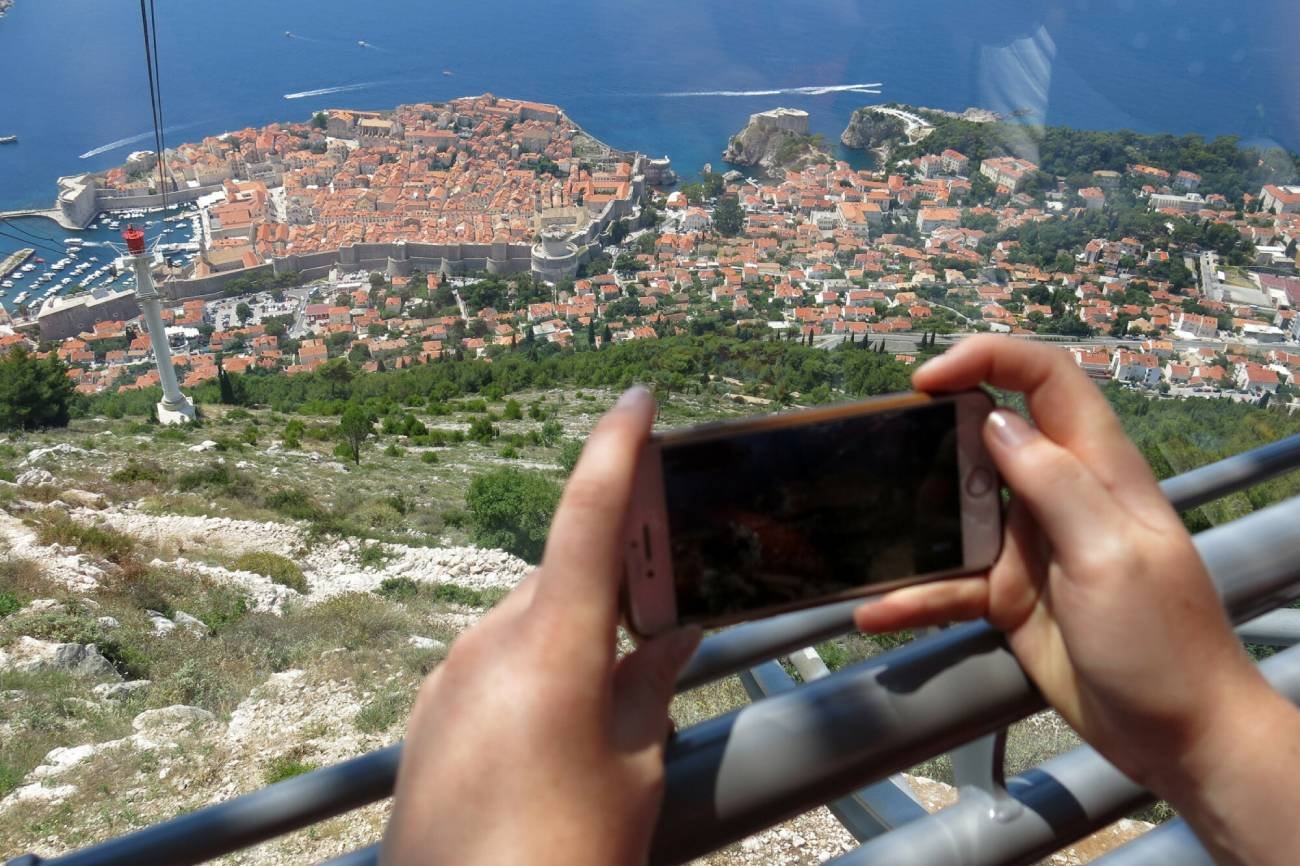 Co warto mieć w telefonie na wakacjach?