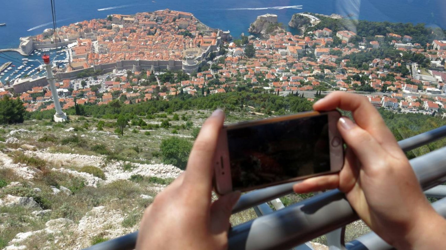 Co warto mieć w telefonie na wakacjach?