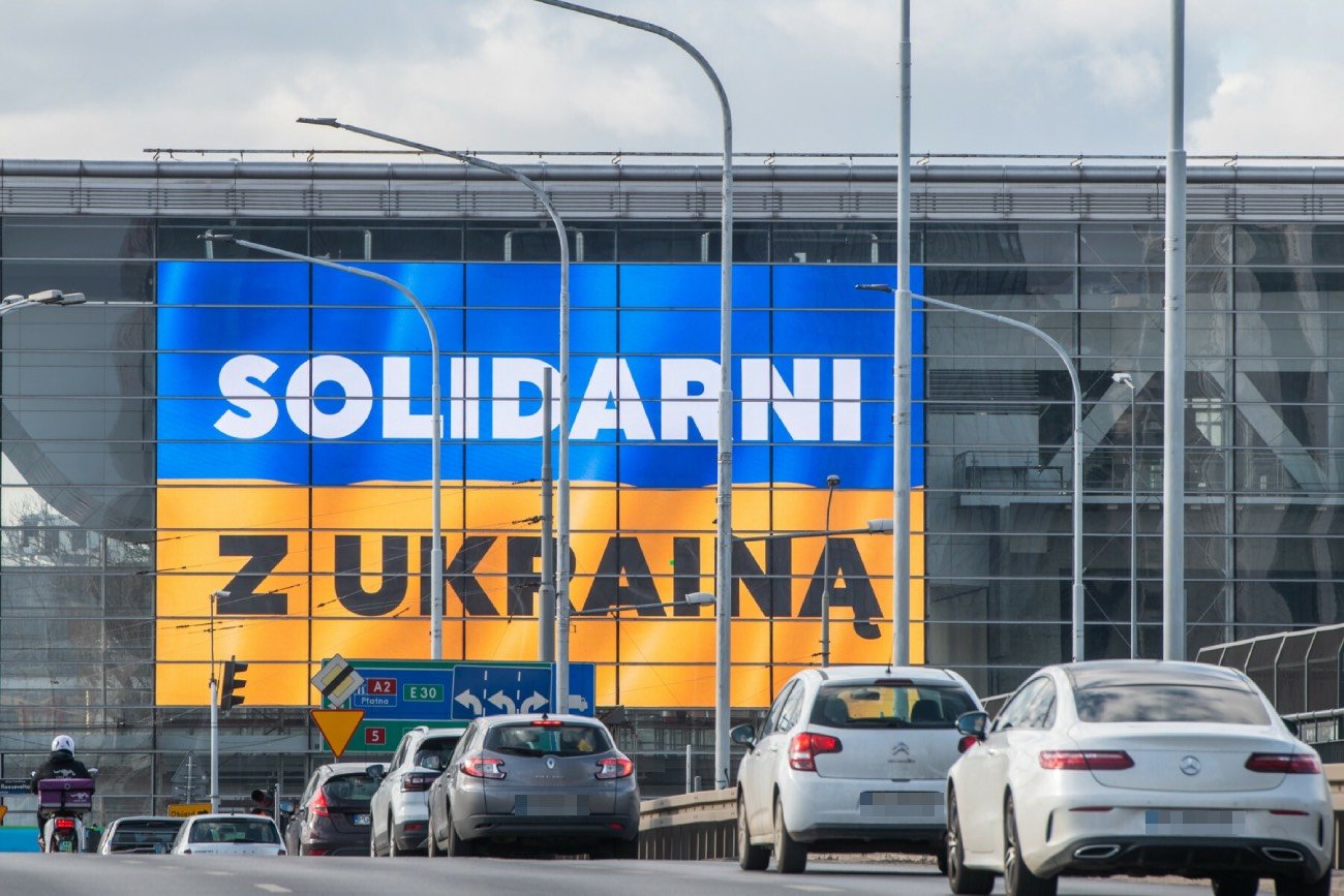 Napis "Solidarni z Ukrainą" na ekranie Targów Poznańskich.