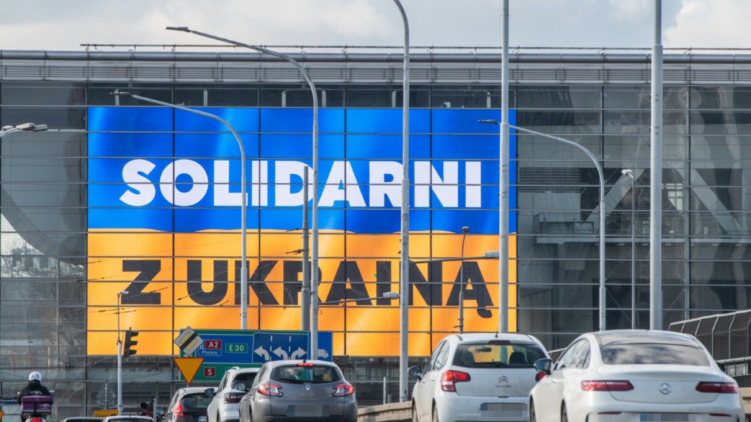 Napis "Solidarni z Ukrainą" na ekranie Targów Poznańskich.