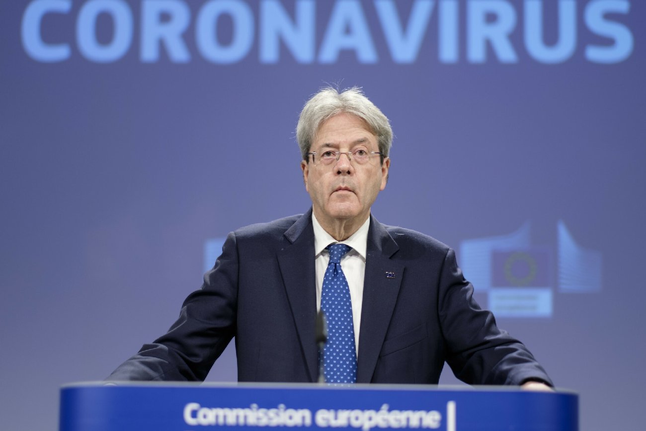 Paolo Gentiloni przemawia na konferencji prasowej w Brukseli