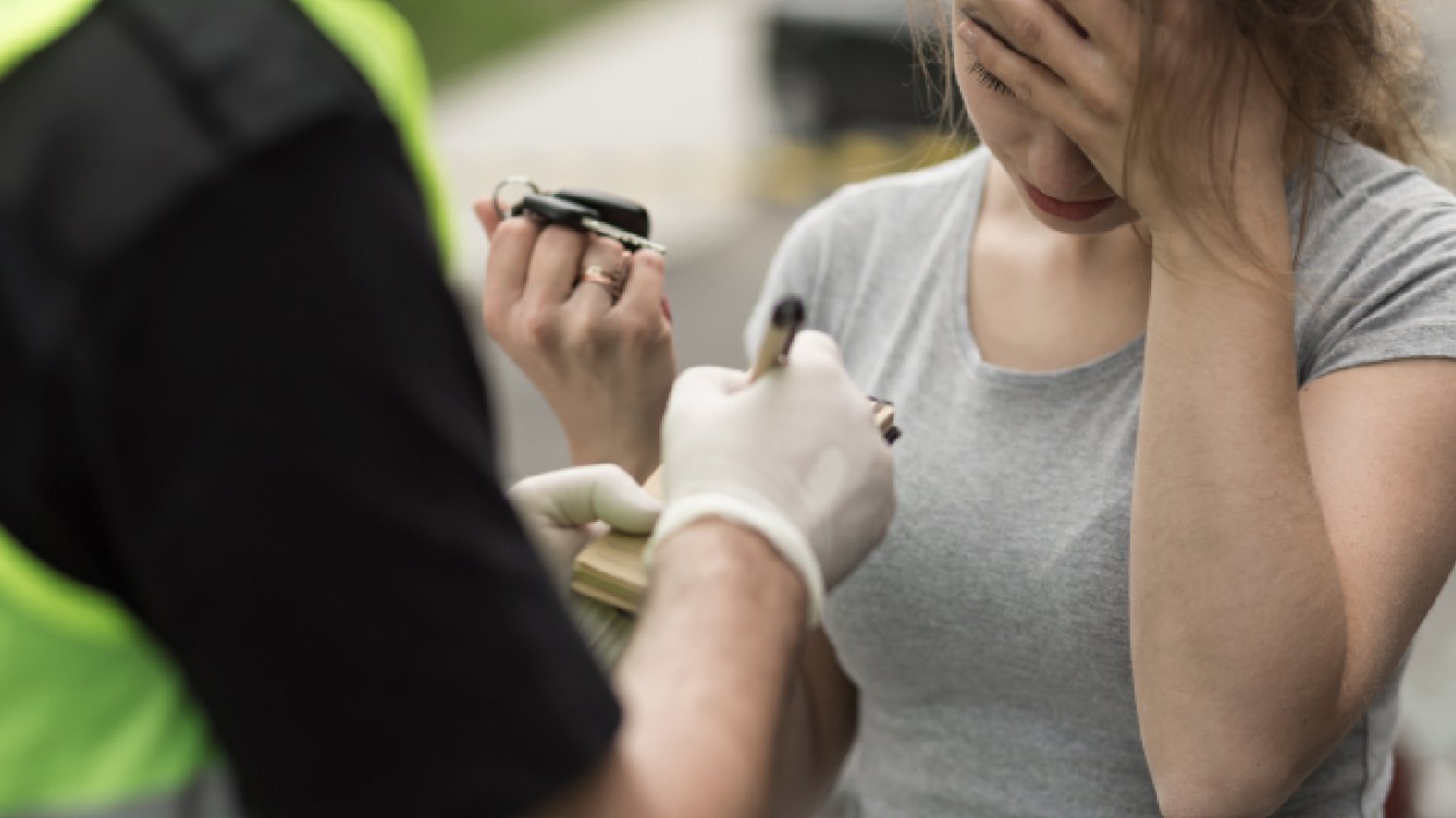 młoda kobieta dostaje mandat i oddaje kluczyki policjantowi