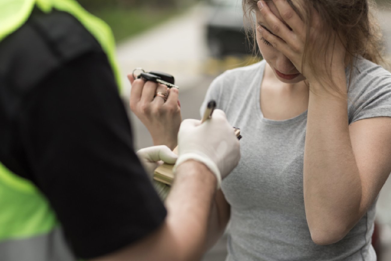 młoda kobieta dostaje mandat i oddaje kluczyki policjantowi