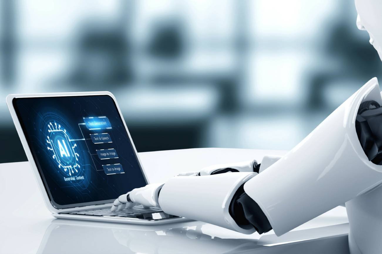 Robot pracujący na laptopie.