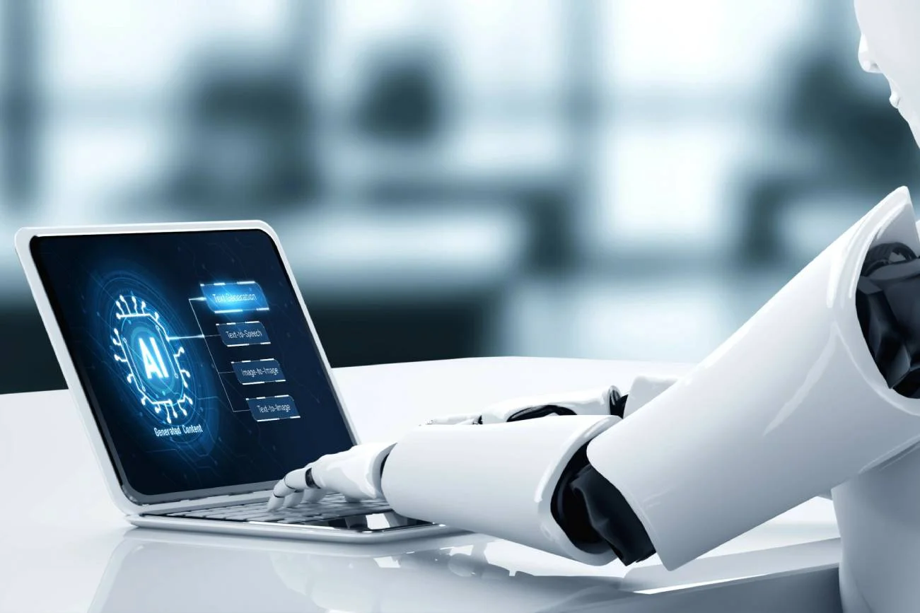 Robot pracujący na laptopie.