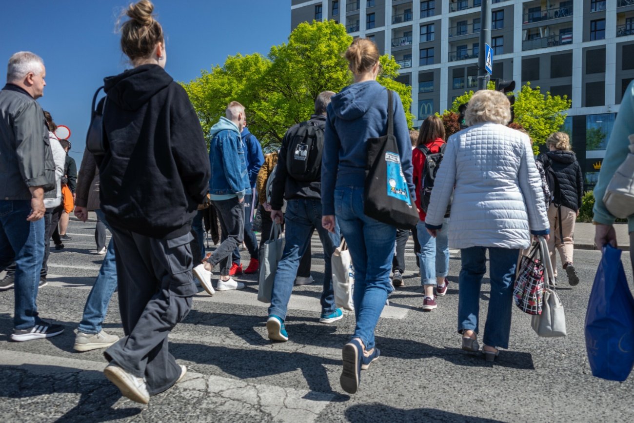 Ludzie na przejściu dla pieszych.