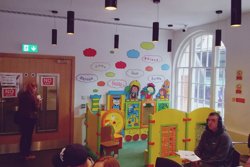 Sala obsługi interesantów w Polskiej Ambasadzie w Londynie. Kącik zabaw dla dzieci.