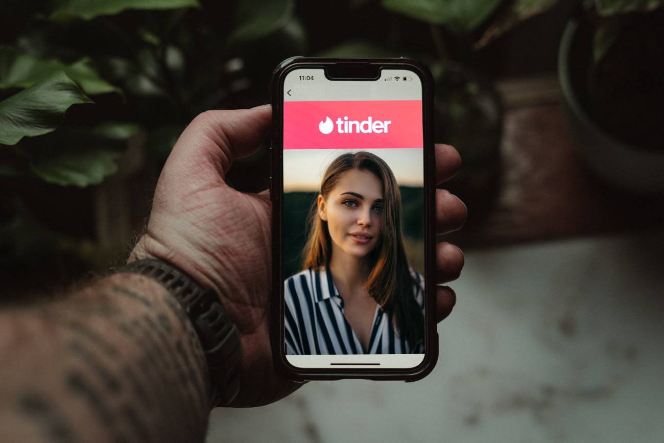 Cyberatak na Tindrze. Rosja szuka tam polityków, wojskowych i dziennikarzy.