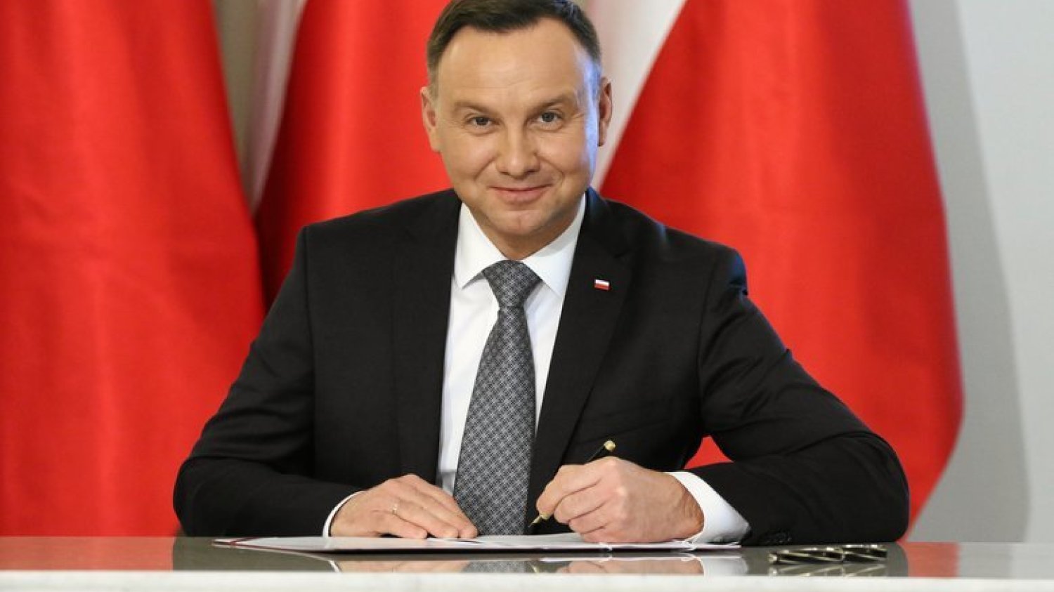 Andrzej Duda podpisał zarządzenie, którym podniósł o 500 zł górną granicę wynagrodzeń dla swoich pracowników.