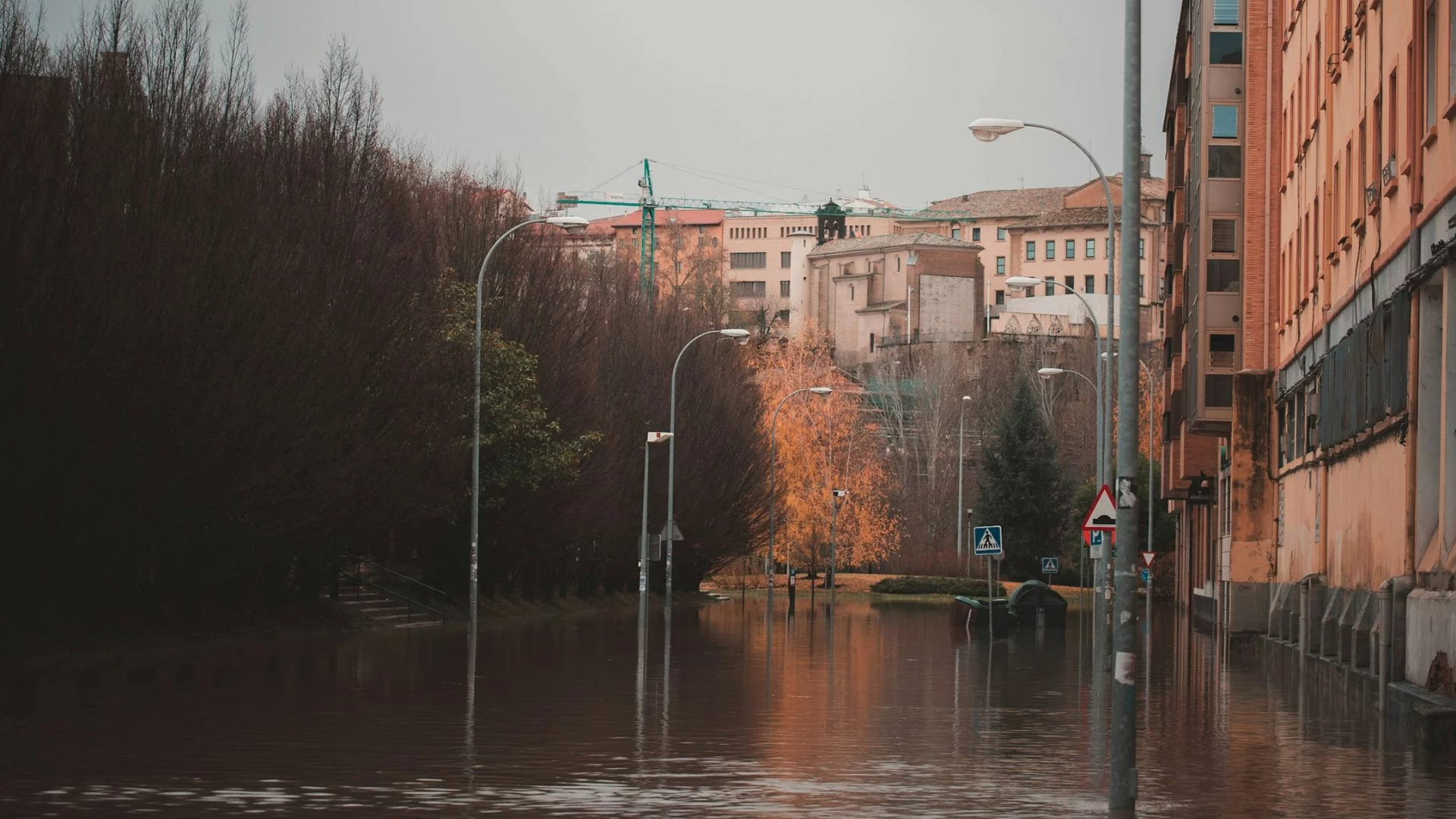 Zalana ulica w mieście.