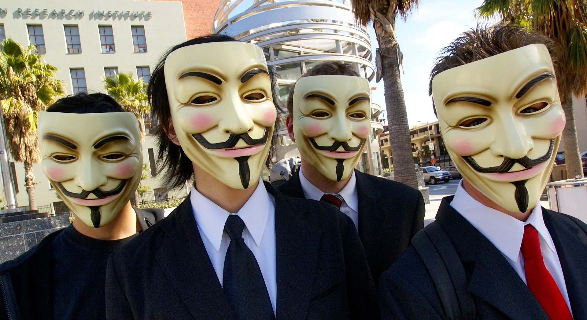 Grupa haktyvistów w masce "Guy Fawkes"