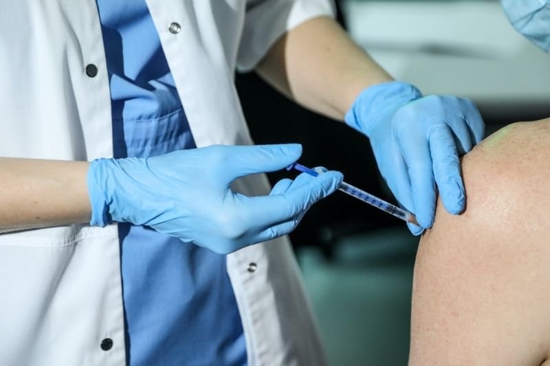 Odporność na COVID-19 nabieramy dopiero kilka dni po szczepieniu.