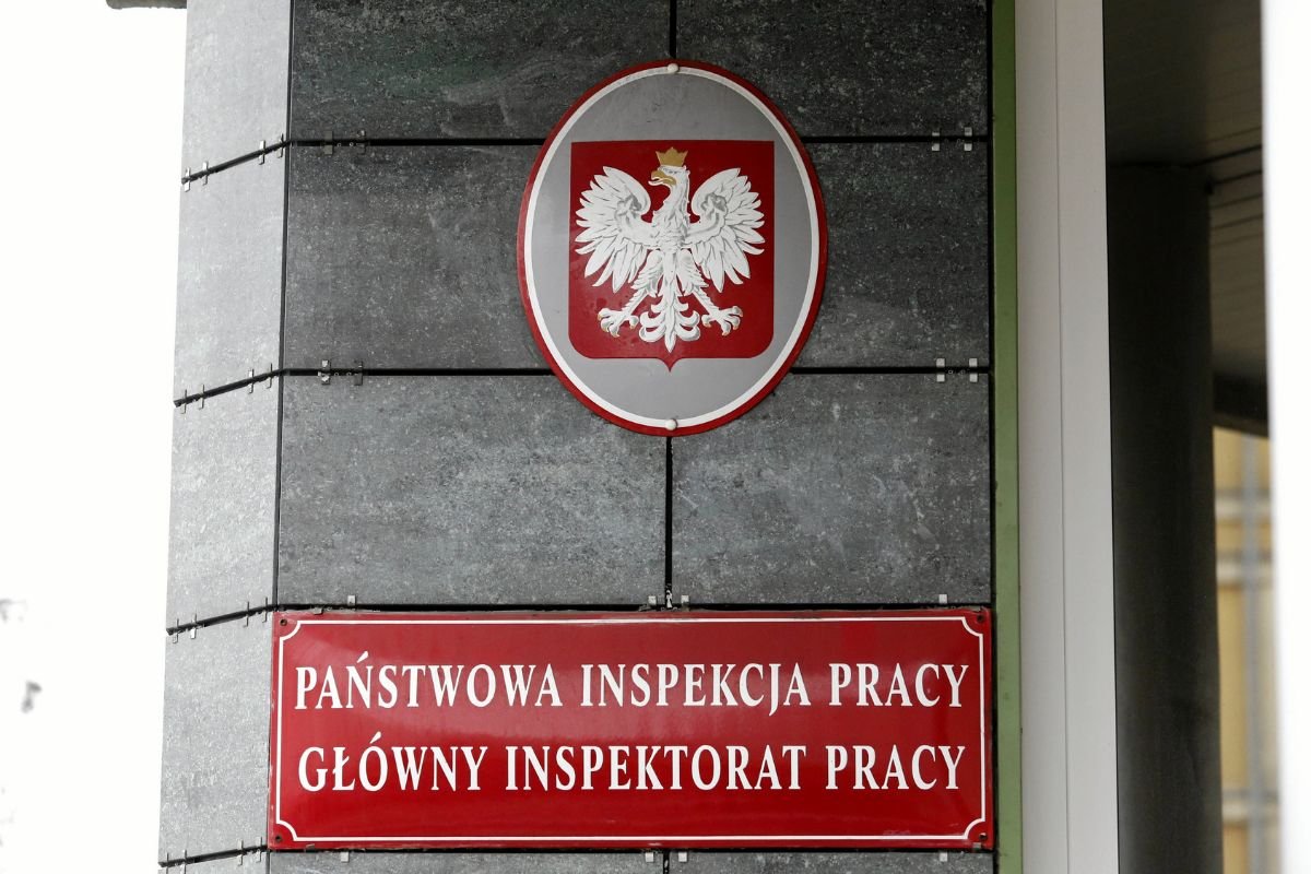 PiS daje pracę swoim ludziom w PIP. Pomimo krótkiego stażu i braku doświadczenia zajmują wysokie i dobrze płatne stanowiska.