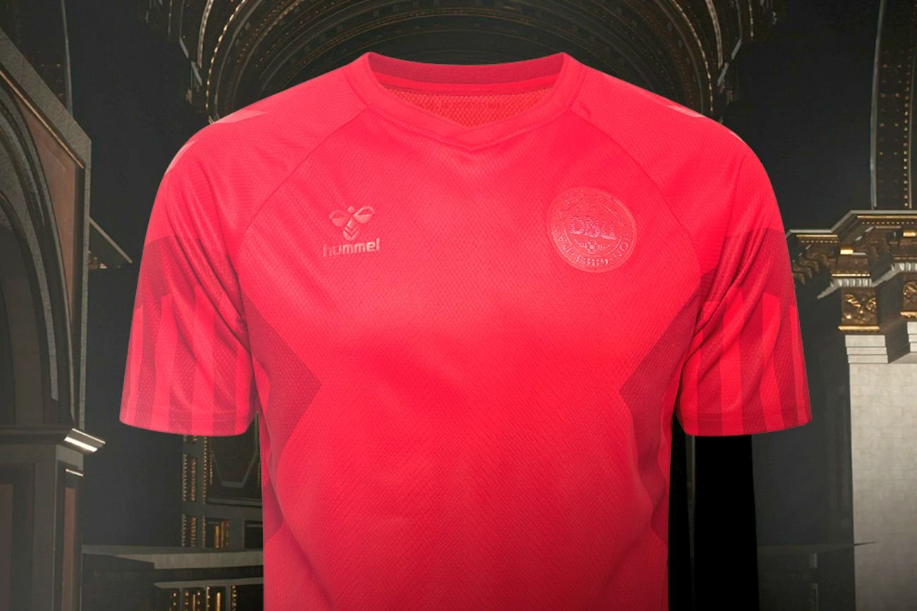 Hummel pokazał koszulki duńskiej reprezentacji na mundial. Nie spodobają się w Katarze...