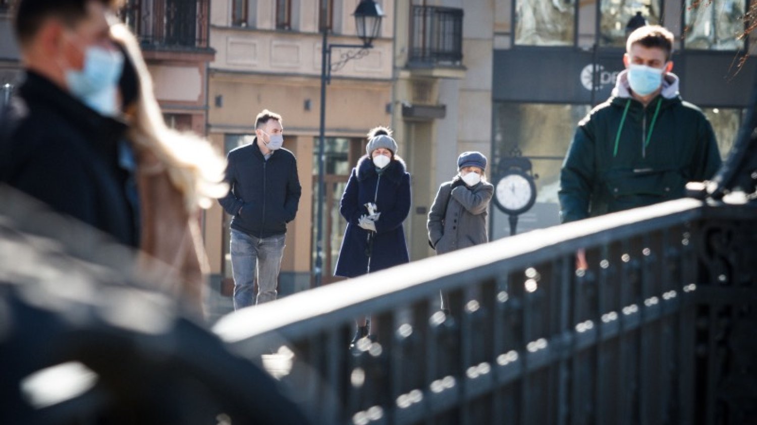 Obowiązek noszenia maseczek na świeżym powietrzu został zniesiony w Izraelu dzięki powodzeniu akcji szczepień. Polsce daleko do osiągniętego przez Izrael wskaźnika wyszczepialności.