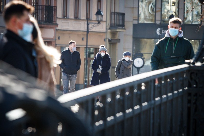 Obowiązek noszenia maseczek na świeżym powietrzu został zniesiony w Izraelu dzięki powodzeniu akcji szczepień. Polsce daleko do osiągniętego przez Izrael wskaźnika wyszczepialności.