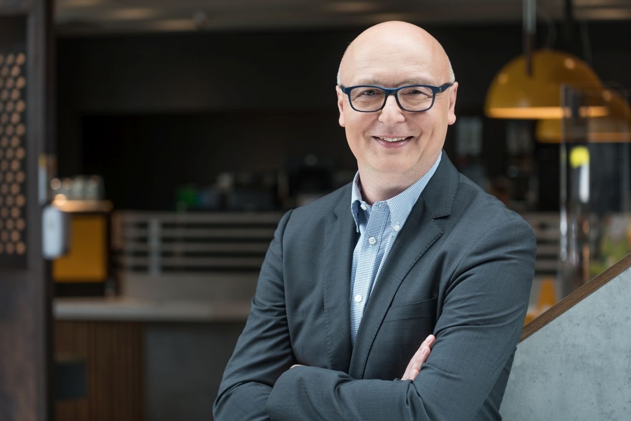 O tym, jaki jest sekret smaku frytek w McDonald's, skąd firma pozyskuje produkty do menu, jak przez 30 lat obecności w Polsce wpłynęła na gospodarstwa i jak zostać jej dostawcą, rozmawiamy z Arturem Bieńkowskim, Supply Chain Directorem w McDonald’s Polska