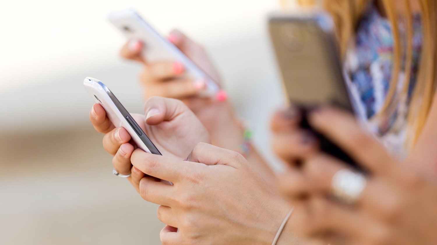 Aplikacja QRecorder służy do nagrywania rozmów telefonicznych... ale również przechwytuje SMS-y i wykrada dane logowania do kont bankowych.