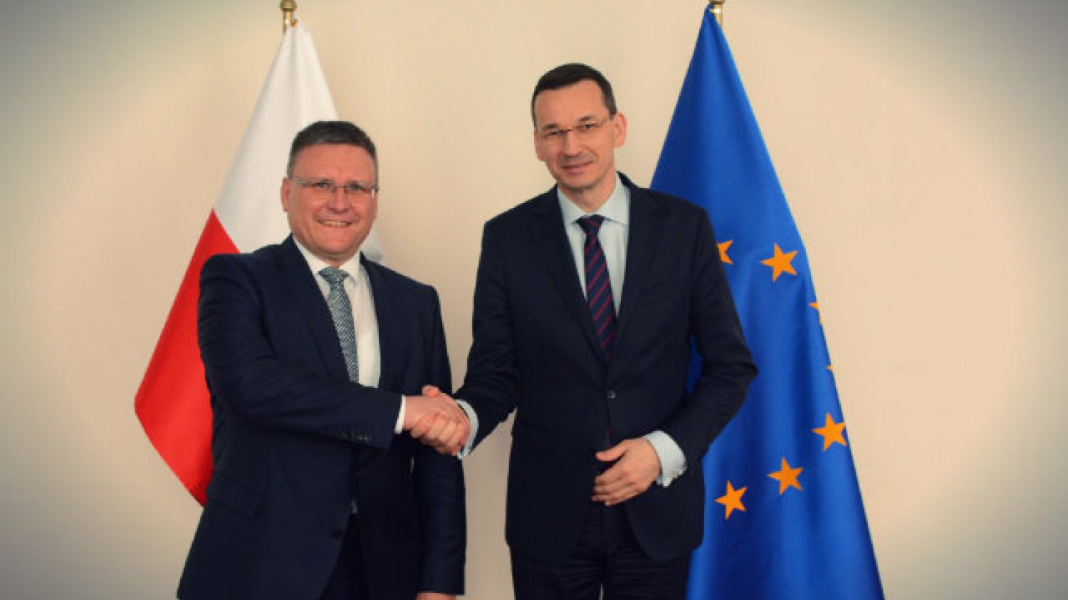 Frank Deiß, szef działu produkcji układów napędowych Mercedes-Benz Cars, rozmawia z Mateuszem Morawieckim, ministrem rozwoju i wiceprezesem Rady Ministrów RP.