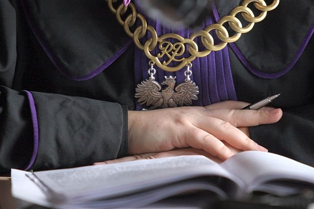 Według relacji świadków Hans G., szef firmy produkującej wyposażenie biur i sklepów publicznie lżył  pracowników swojej fabryki w Dębogórzu (Pomorskie). Prokuratura postawiła mu zarzuty, Niemcowi grożą nawet dwa lata więzienia.