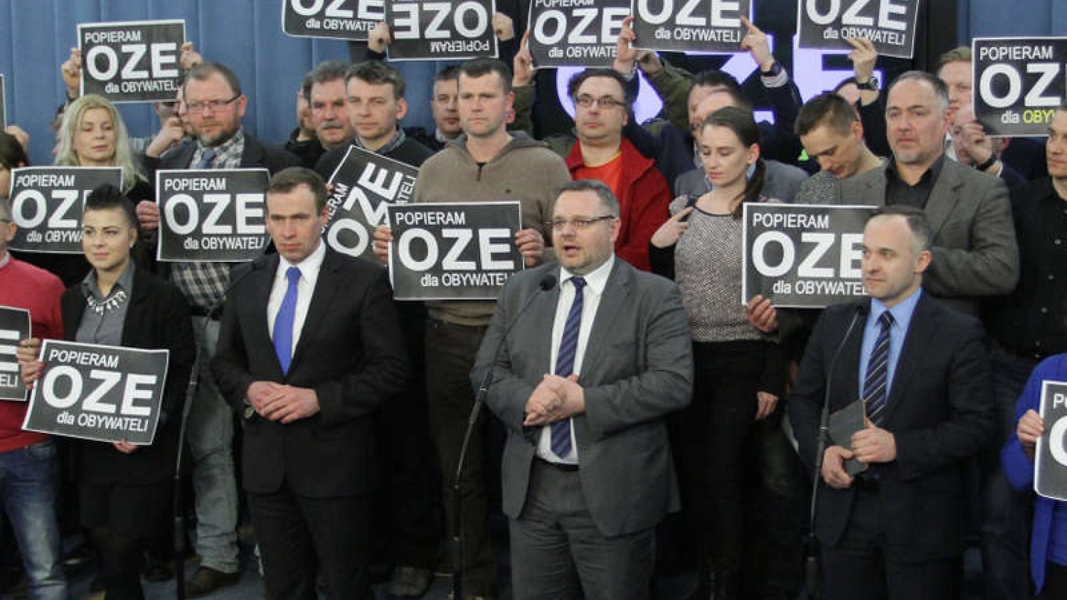 Sejm . Prosumenci oraz posłowie podczas konferencji prasowej - Zgoda ponad podziałami dla energetyki obywatelskiej .