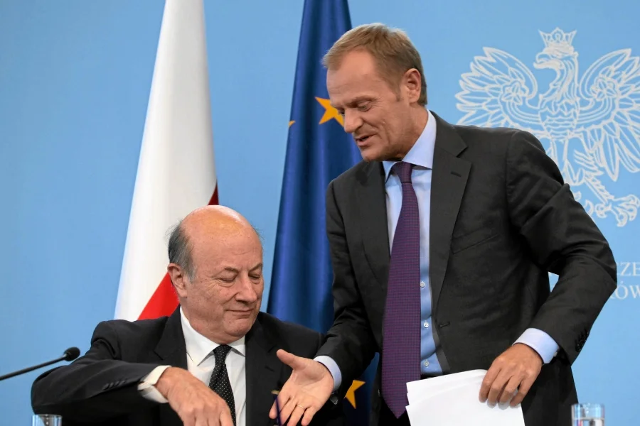 Szef rządu odpowiadał, ale to resort decydował, co powie. Donald Tusk i Jacek Rostowski.