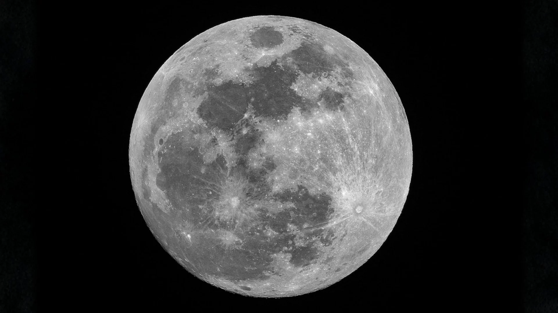 Księżyc na tle czarnego nieba. Superksiężyc już za chwilę