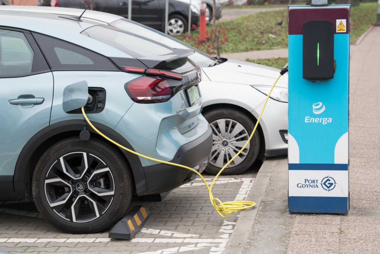 Ładowanie samochodu elektrycznego.