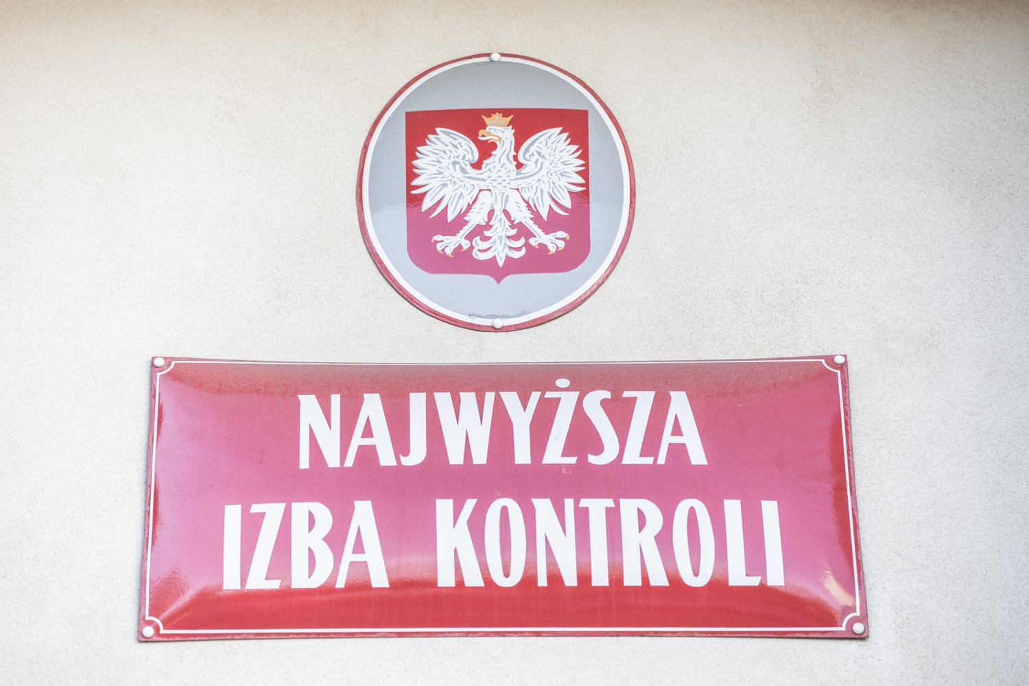 NIK wykazało, że na liście osób, które były wyznaczane jako kuratorzy do nadzoru banków w trudnej sytuacji finansowej, były osoby bez odpowiedniego wykształcenia.