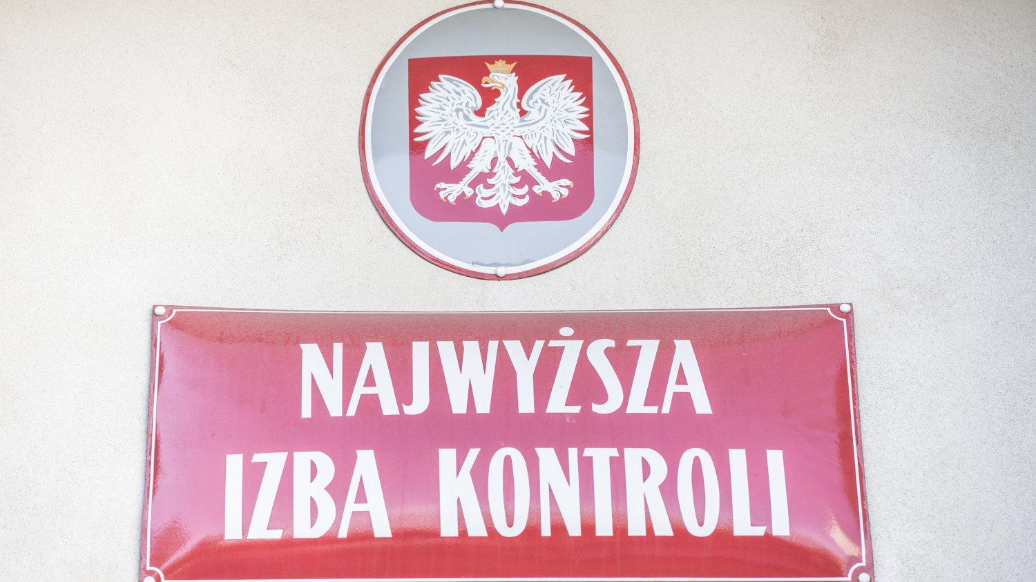 NIK wykazało, że na liście osób, które były wyznaczane jako kuratorzy do nadzoru banków w trudnej sytuacji finansowej, były osoby bez odpowiedniego wykształcenia.
