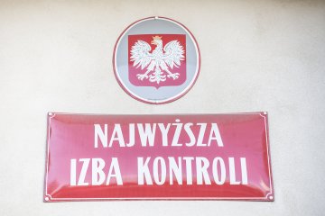 NIK wykazało, że na liście osób, które były wyznaczane jako kuratorzy do nadzoru banków w trudnej sytuacji finansowej, były osoby bez odpowiedniego wykształcenia.