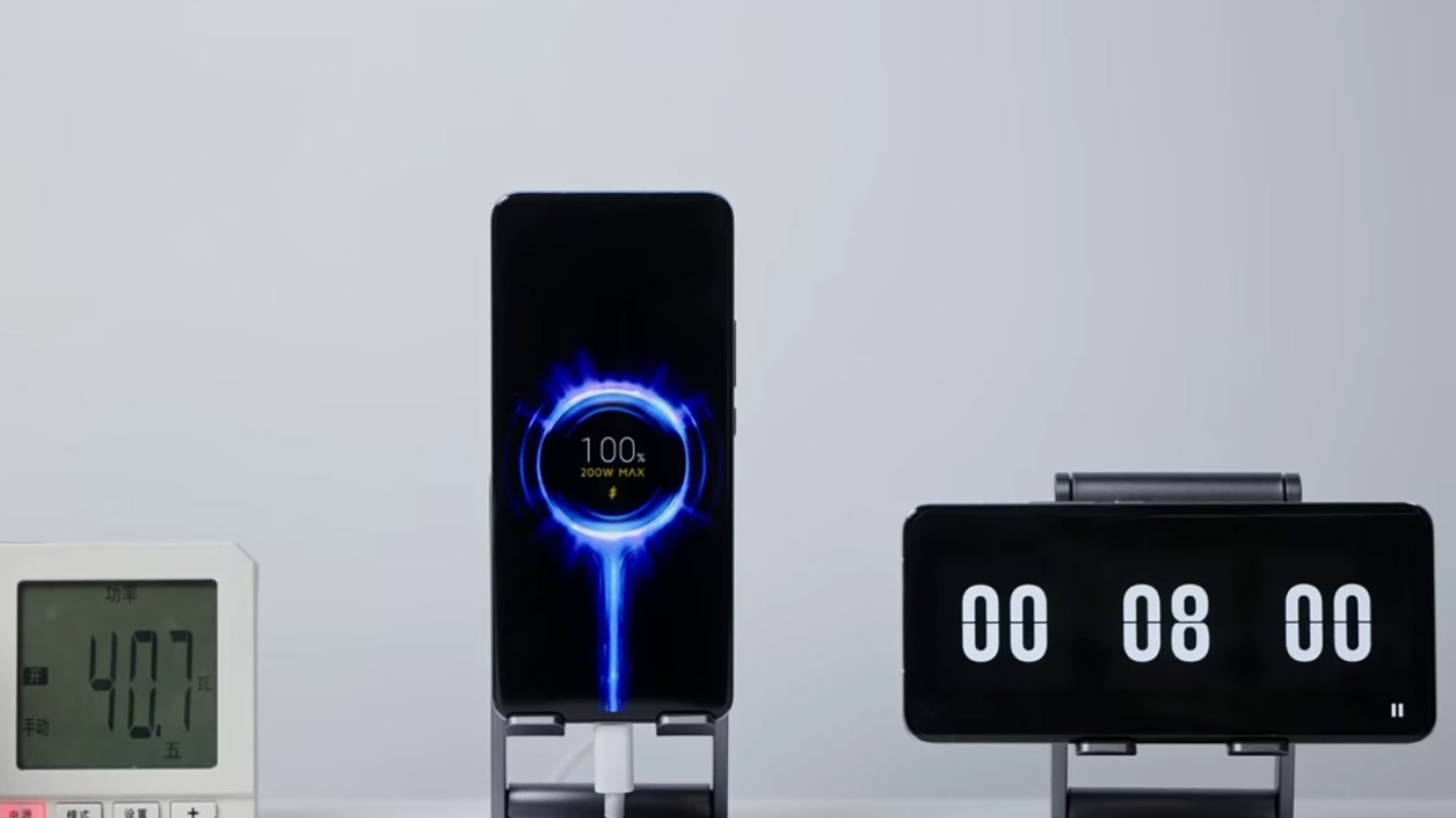 Smartfon Xiaomi Mi 11 Pro i szybka ładowarka. Zegar odmierza 8 minut.