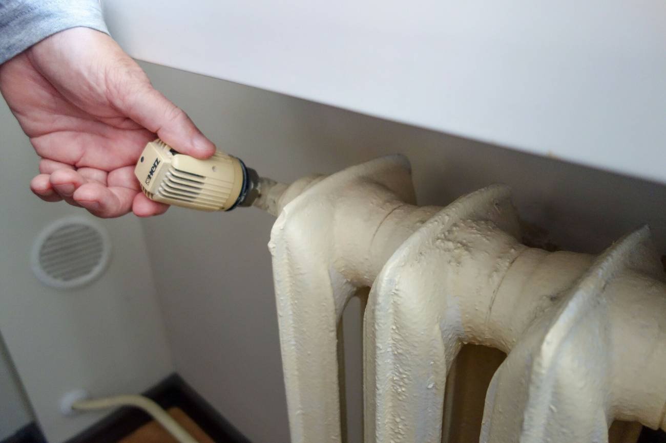 Mężczyzna z kaloryferem