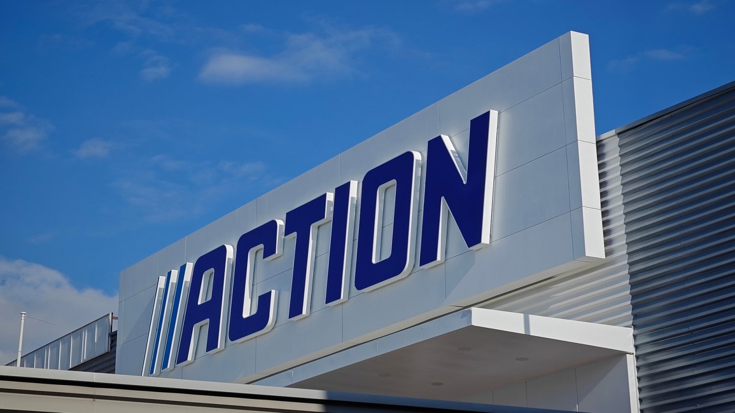 Action ma już 450 sklepów w Polsce. Ekspansja trwa. Logo Action na budynku.