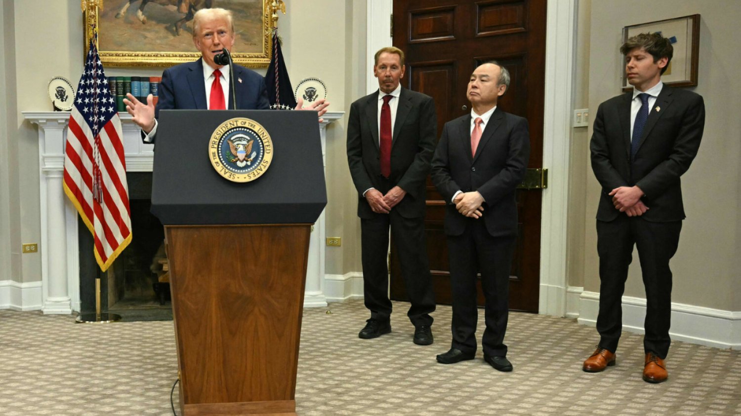 Donald Trump przemawia w towarzystwie Masayoshi Sona, prezesa i dyrektora generalnego SoftBank Group Corp, Larry’ego Ellisona, dyrektora wykonawczego Charmain Oracle i Sama Altmana, dyrektora generalnego Open AI w Białym Domu