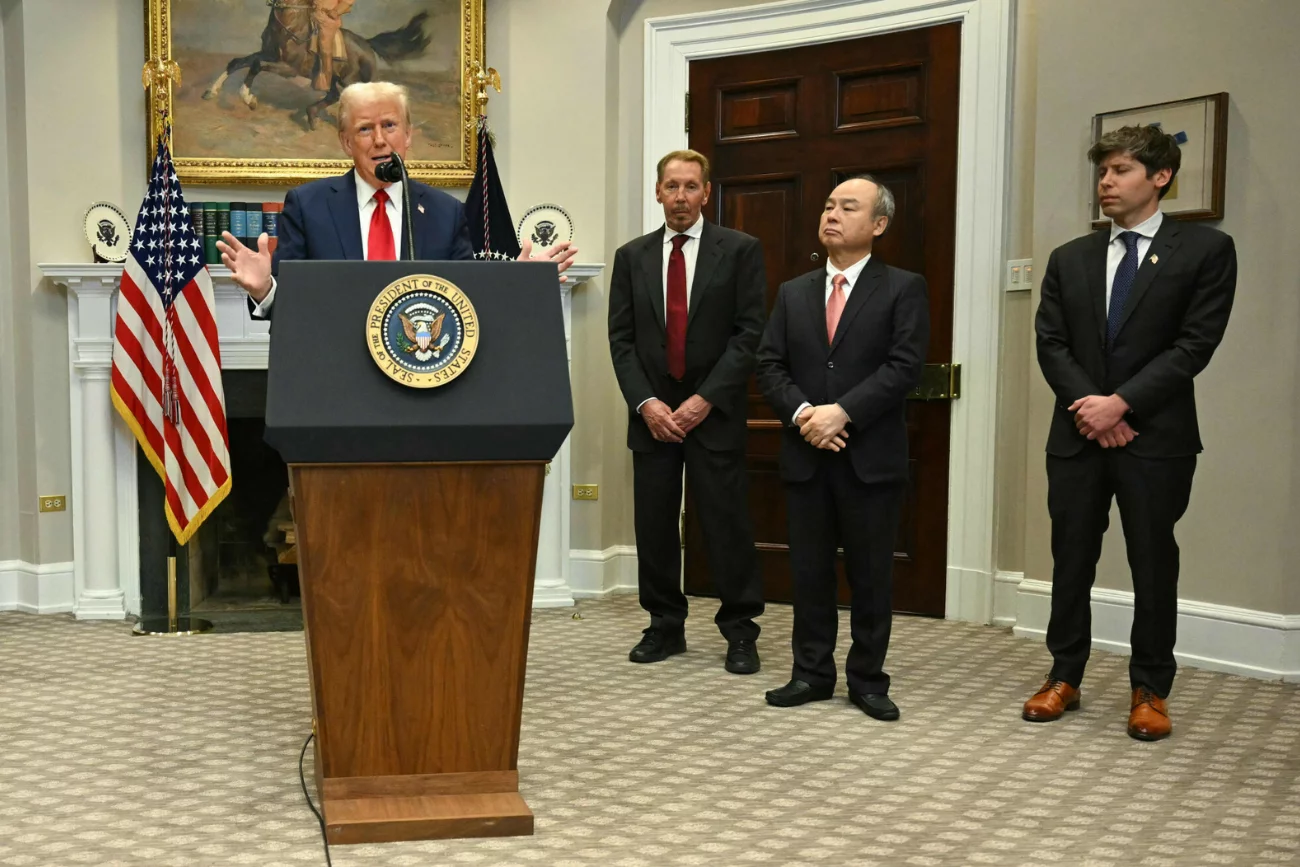 Donald Trump przemawia w towarzystwie Masayoshi Sona, prezesa i dyrektora generalnego SoftBank Group Corp, Larry’ego Ellisona, dyrektora wykonawczego Charmain Oracle i Sama Altmana, dyrektora generalnego Open AI w Białym Domu