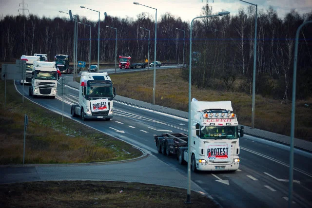 Protest kierowców samochodów ciężarowych przeciwko braku parkingów oraz wysokim kosztom parkowania