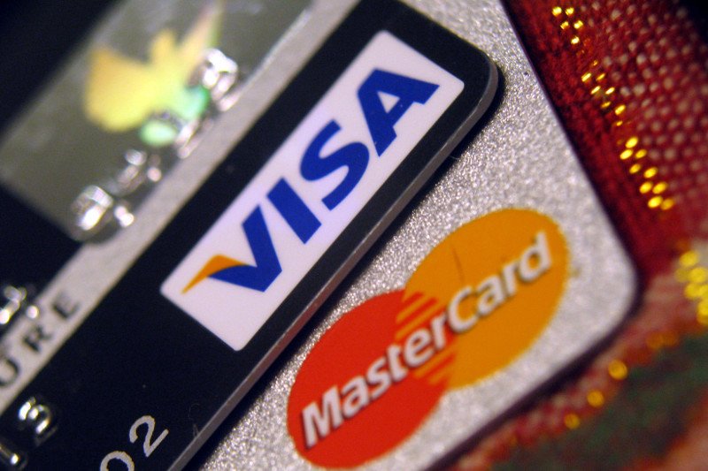 Polskie banki dadzą pstryczka Visie i Mastercard? Chcą stworzyć własną sieć bankomatów i zapewnić bezpłatne wypłaty.