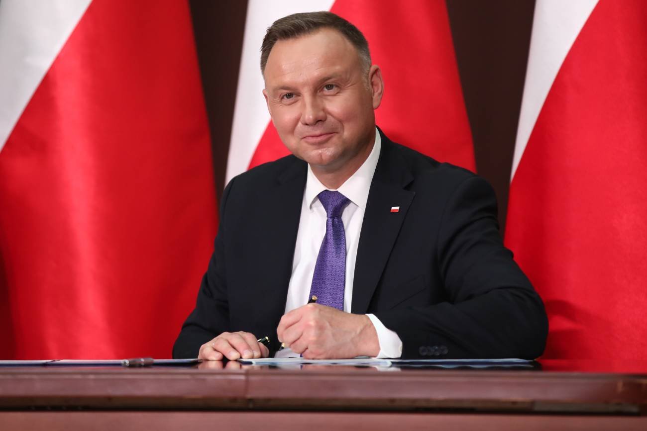 Prezydent Andrzej Duda podpisuje dokument.