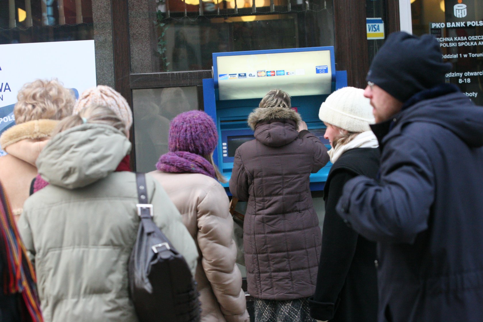 Revolut chce ułatwić klientom wykonywanie przelewów międzynarodowych i wykluczyć wysokie prowizje przy płatnościach kartą w obcej walucie.