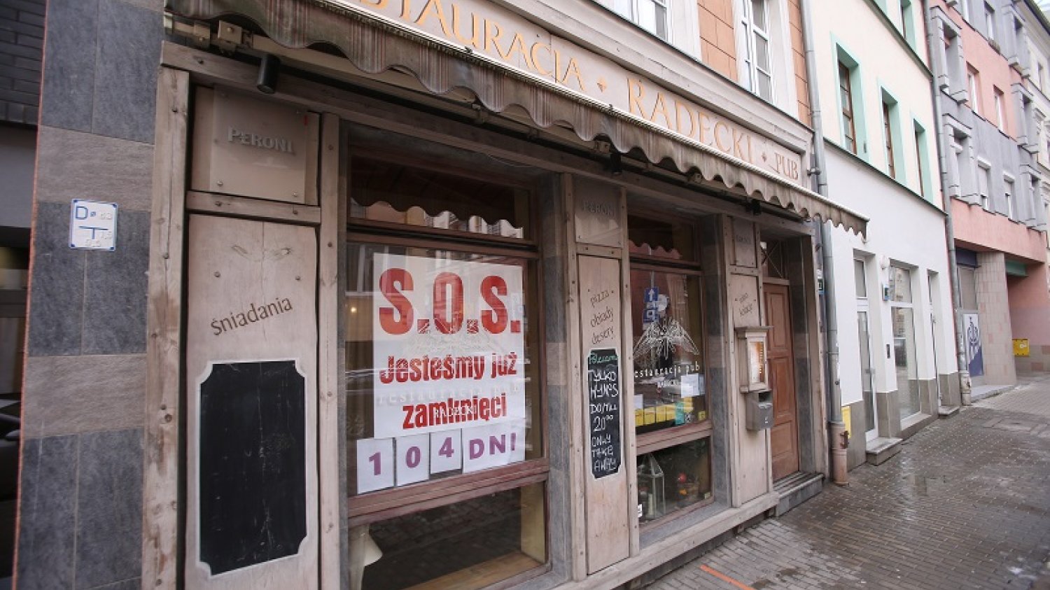Restauratorzy robią co mogą, by zwrócić uwagę na swój problem.