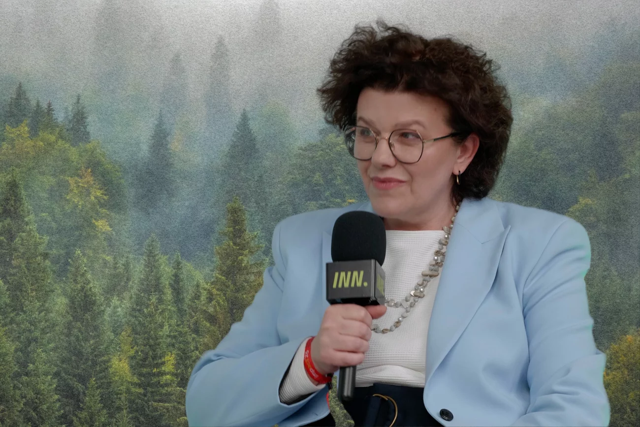 Drzewa pełnią kluczową rolę w retencji wody. Korzenie drzew spulchniają glebę, tworząc mikrokanaliki, które ułatwiają wsiąkanie i magazynowanie wody opadowej.