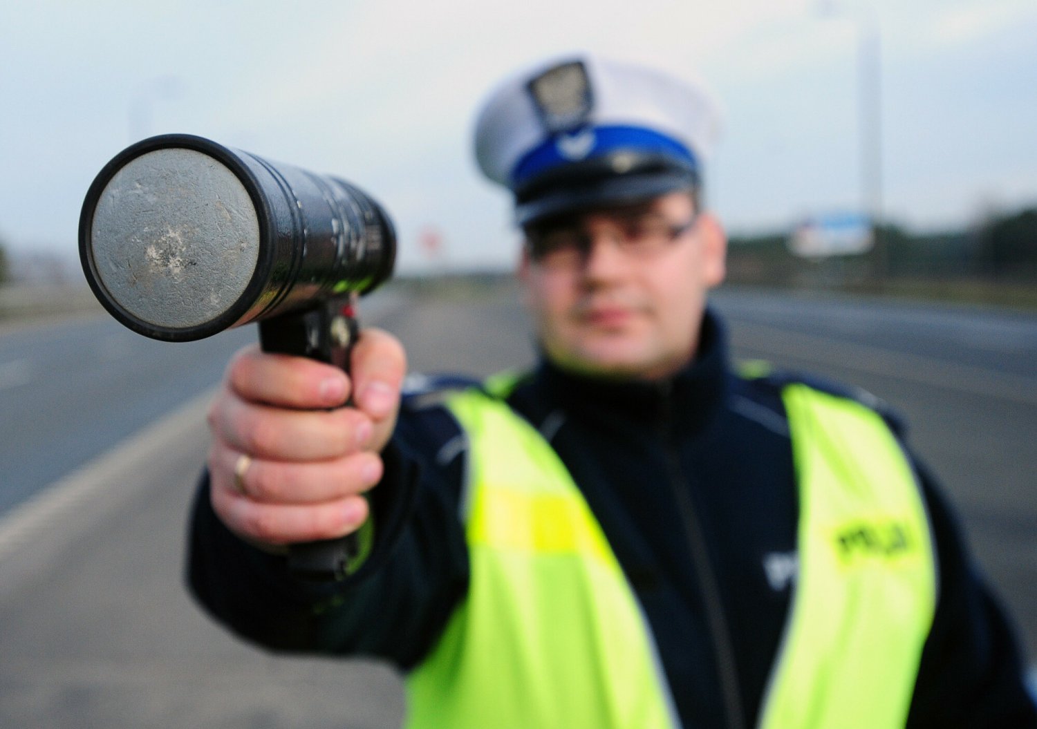 Policjant podczas kontroli prędkości.