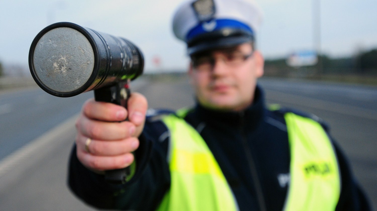 Policjant podczas kontroli prędkości.