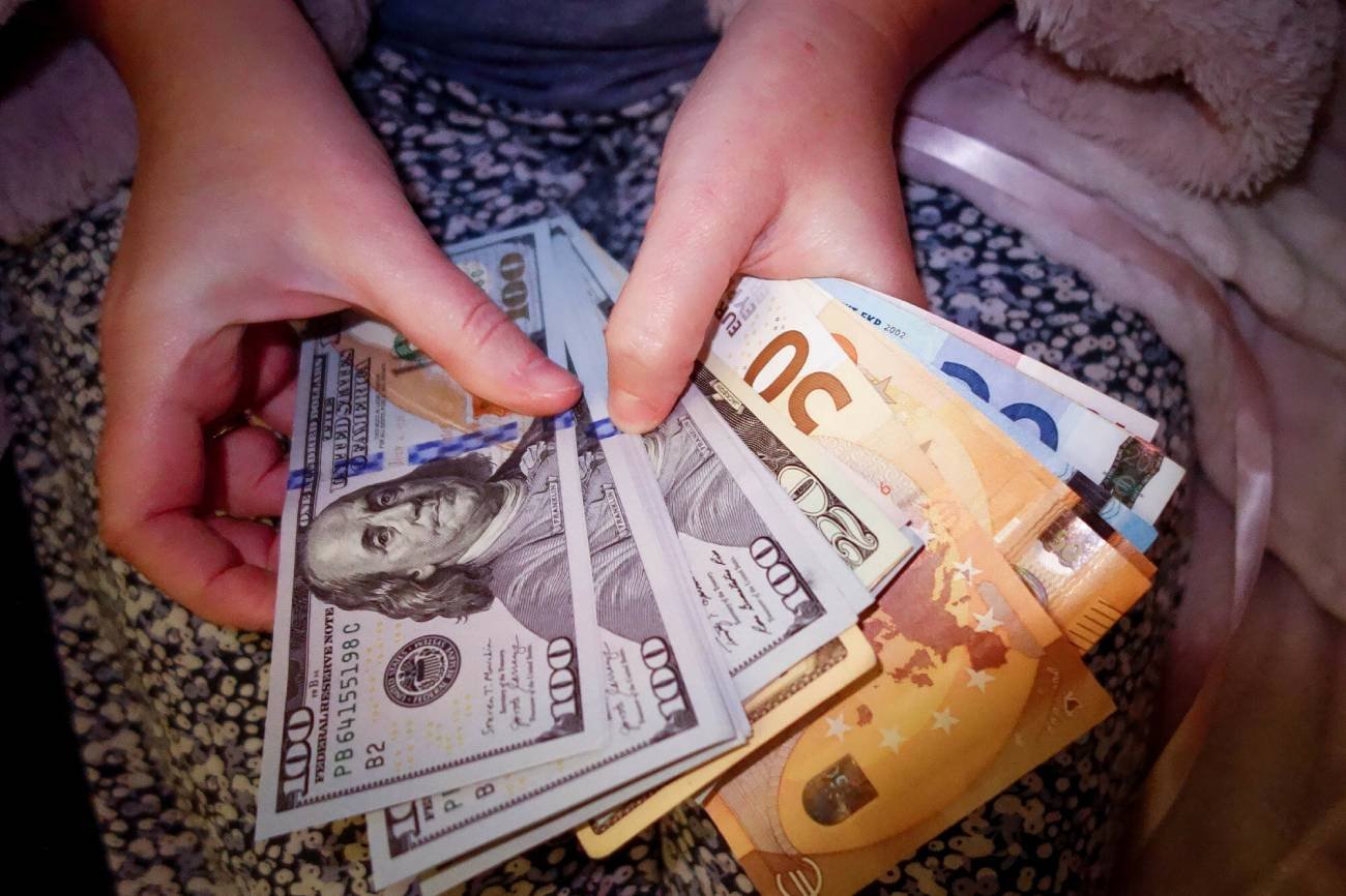 Kursy walut 4 grudnia 2023 r. Ile kosztuje dolar, euro, frank i funt?