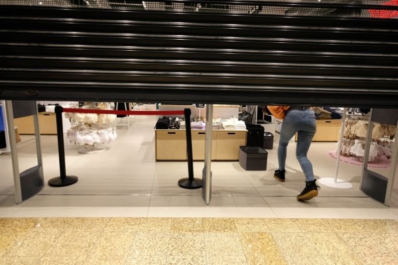 Rząd planuje w ramach nowych obostrzeń zamknąć wszystkie sklepy poza tymi niezbędnymi do przeżycia.