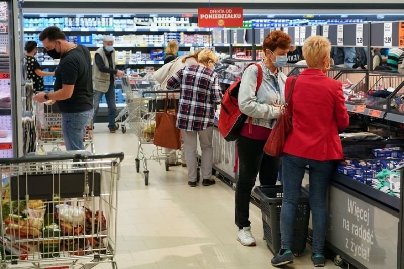 Podatek handlowy konsumenci odczują w swoich kieszeniach.