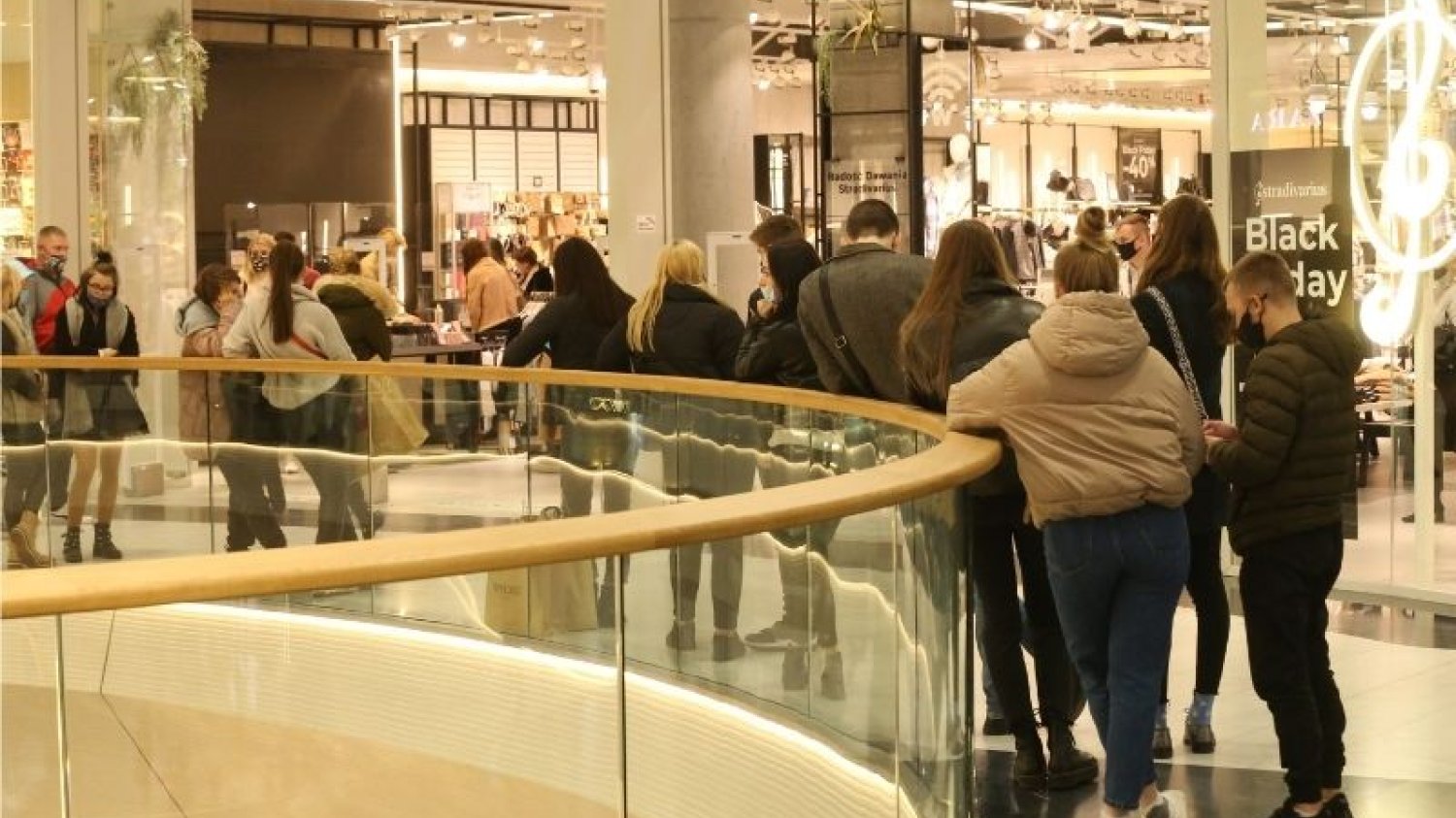 28 listopada do galerii handlowych ruszyły tłumy klientów.