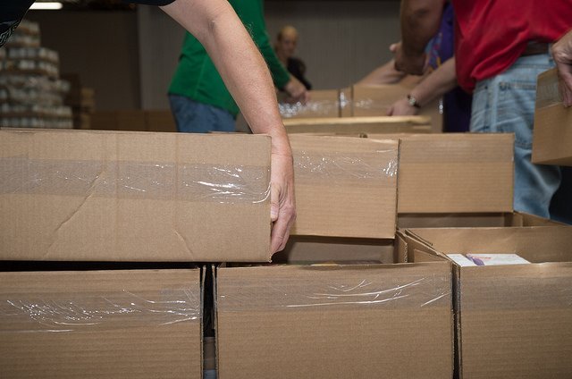 Kurierzy pracujący dla Rafała Brzoski popracują w Wigilię aż do 15.00. Jednak dzięki temu zarobią sporo pieniędzy.